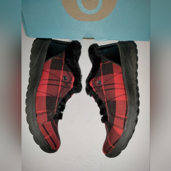 Bzees (Size 8.5W) Black/Red Plaid Pattern Faux Fur Lined Slip-on Golden Sneakers - Picture 5 of 13